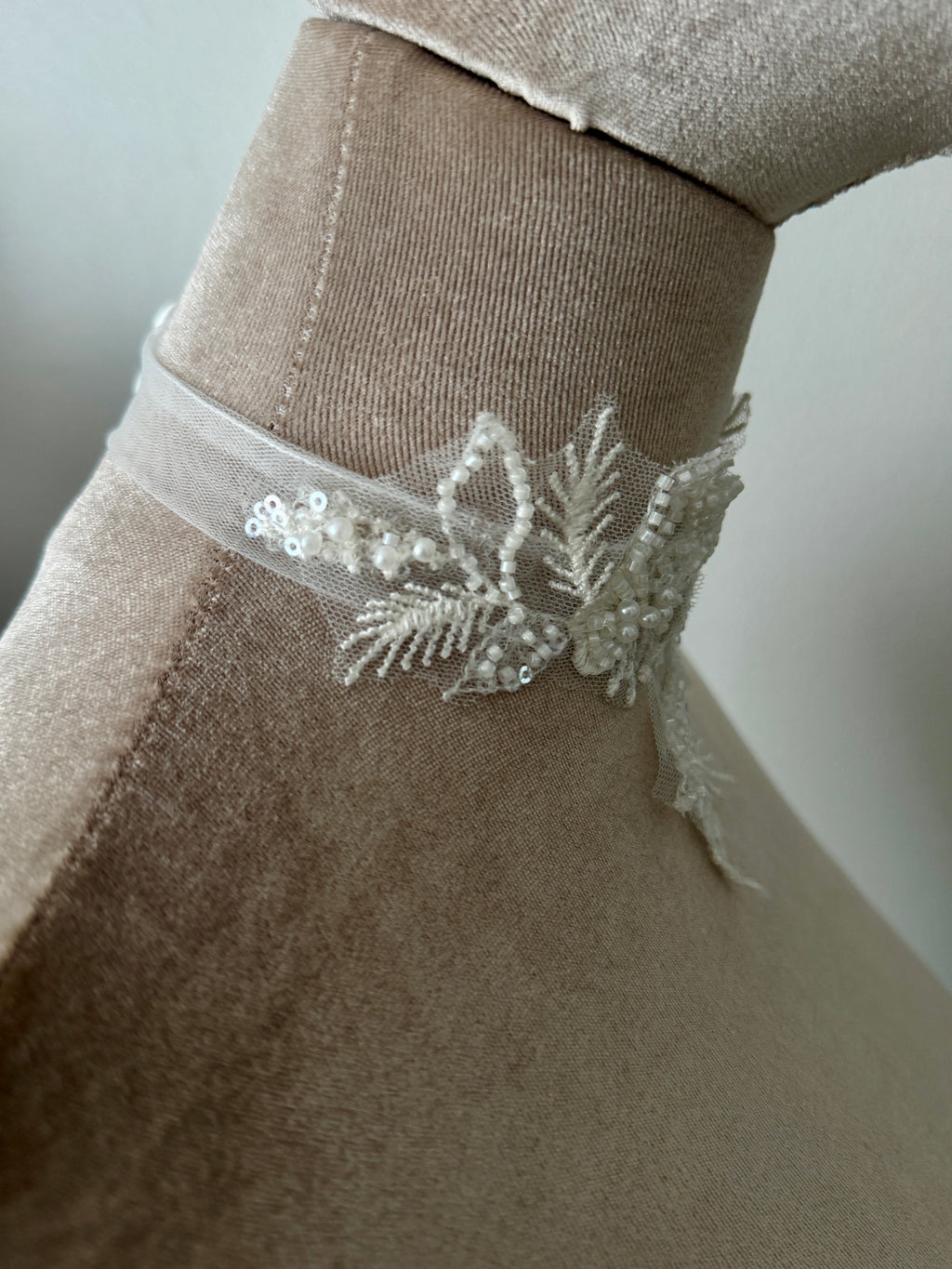 Ivory Lace Choker and Gloves Set